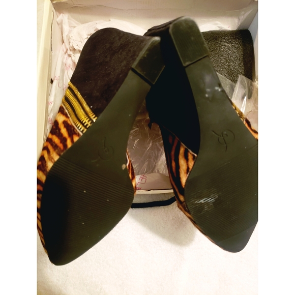 Rachel Roy Animal Print Camino Booties. SIZE 11 - Picture 2 of 4
